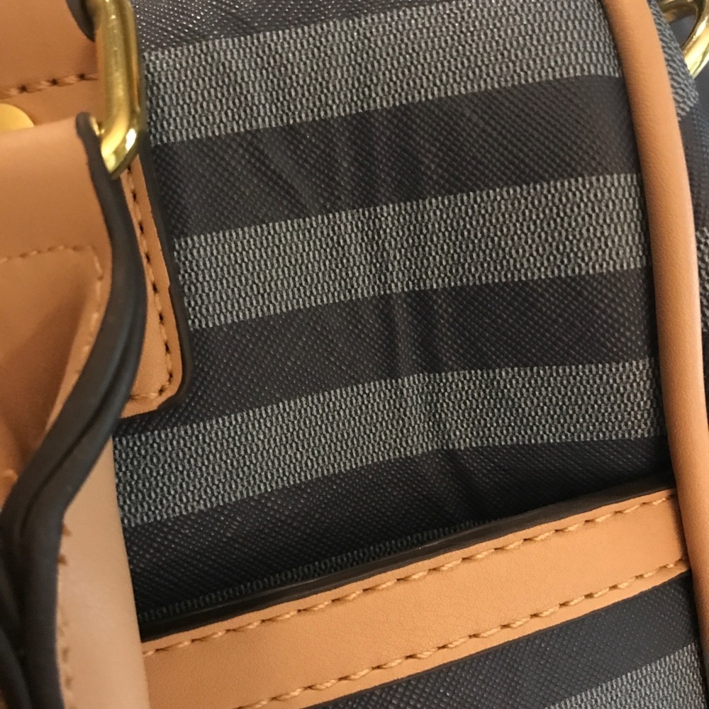 ***SOLD**❄️Blue and Cream colored Striped Purse - Picture 5 of 5
